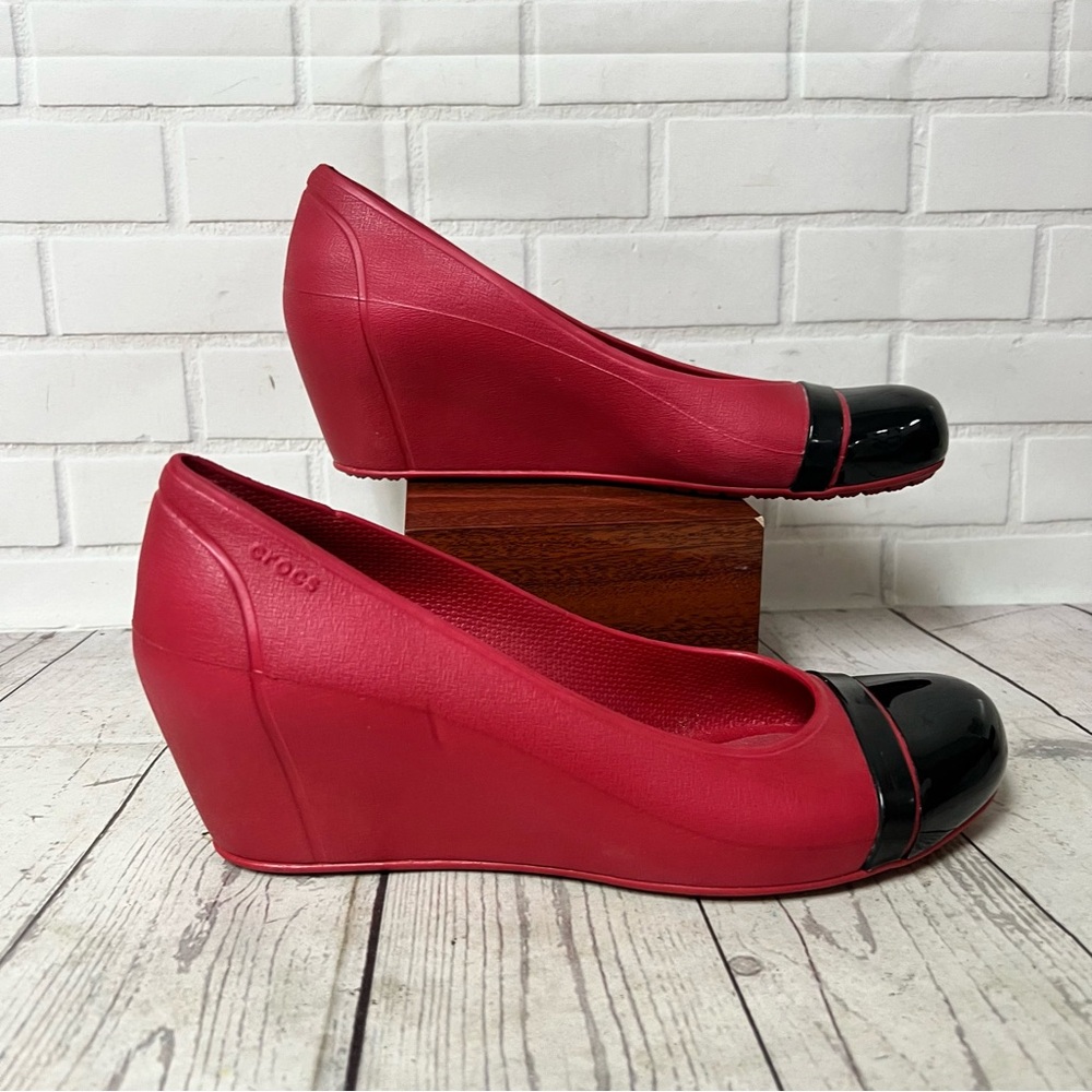 Crocs Cap Toe Wedge Heel Red Black Wedges Women Size 9 - Picture 2 of 8